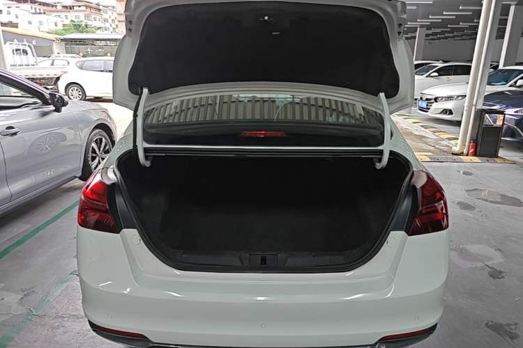 Used Geely Auto Emgrand 2019 Leading Edition 1.5L CVT Luxury Model China VI Standard Trunk