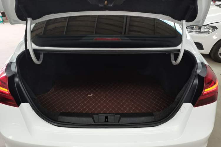 Used Geely Auto Emgrand 2019 Leading Edition 1.5L Manual Luxury Model China VI Standard Trunk