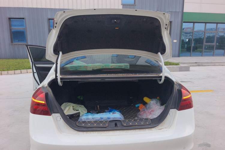 Used Geely Auto Emgrand 2019 Leading Edition 1.5L Manual Luxury Model China VI Standard Trunk