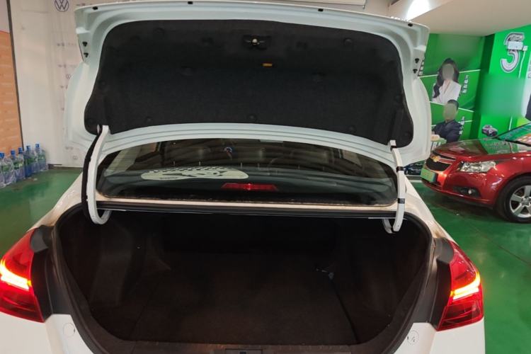 Used Geely Auto Emgrand 2019 Leading Edition 1.5L Manual Fashion Model China VI Standard Trunk