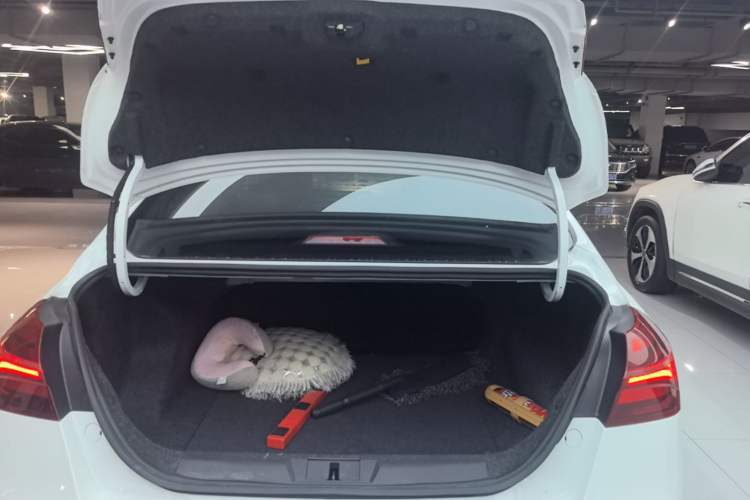 Used Geely Auto Emgrand 2019 Leading Edition 1.5L CVT Upward-Connected Model China VI Standard Trunk