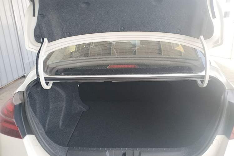 Used Geely Auto Emgrand 2019 Leading Edition 1.5L CVT Upward-Connected Model China VI Standard Trunk