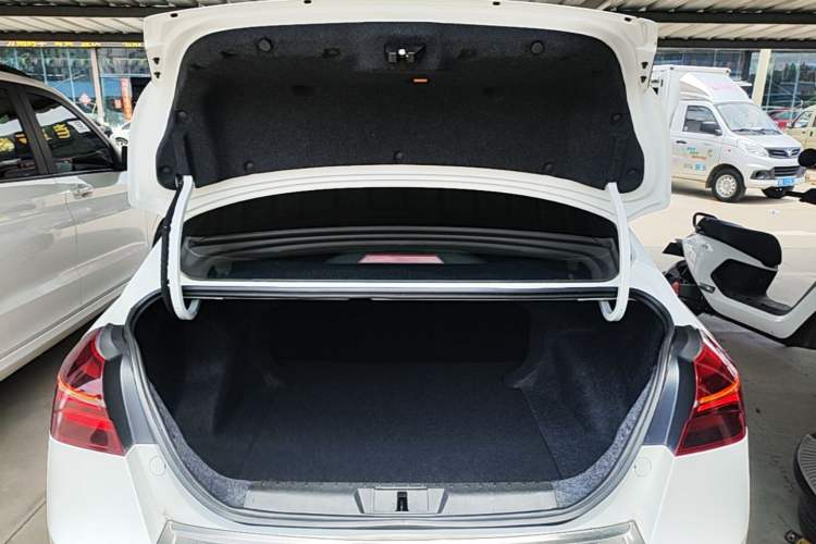Used Geely Auto Emgrand 2019 Leading Edition 1.5L CVT Luxury Model China VI Standard Trunk