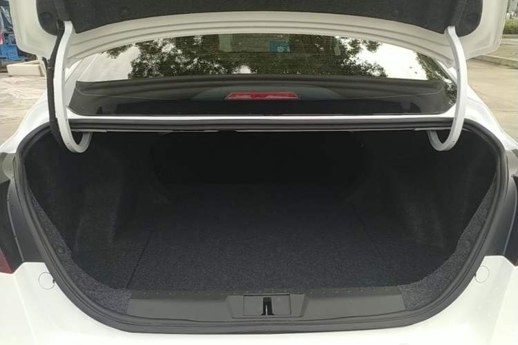 Used Geely Auto Emgrand 2019 Leading Edition 1.5L CVT Upward-Connected Model China VI Standard Trunk