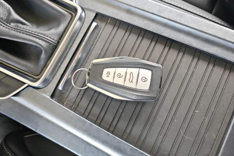 Used Geely Auto Emgrand 2019 Leading Edition 1.5L CVT Upward-Connected Model China VI Standard Vehicle Key