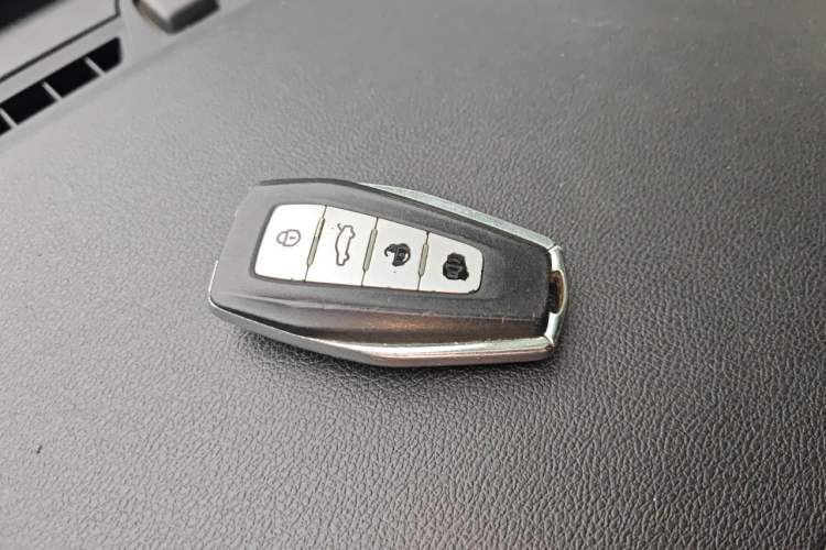 Used Geely Auto Emgrand 2019 Leading Edition 1.5L Manual Luxury Model China VI Standard Vehicle Key
