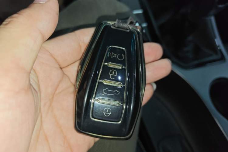 Used Geely Auto Emgrand 2019 Leading Edition 1.5L Manual Upgraded Connectivity Model China VI Standard Vehicle Key