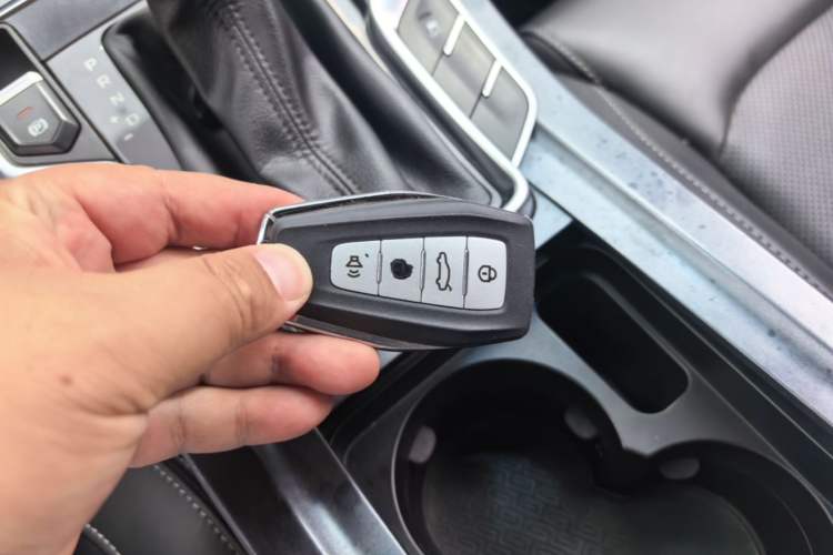 Used Geely Auto Emgrand 2019 Leading Edition 1.5L CVT Upward-Connected Model China VI Standard Vehicle Key