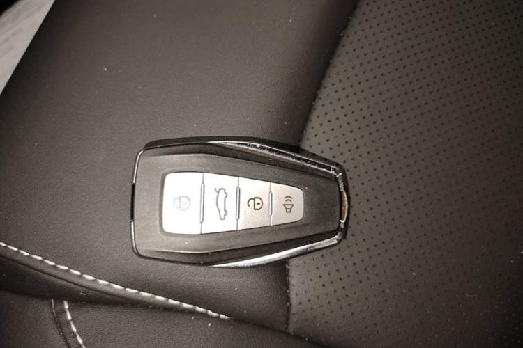 Used Geely Auto Emgrand 2019 Leading Edition 1.5L Manual Luxury Model China VI Standard Vehicle Key