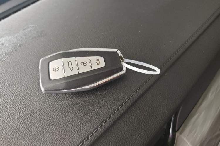 Used Geely Auto Emgrand 2019 Leading Edition 1.5L Manual Upgraded Connectivity Model China VI Standard Vehicle Key