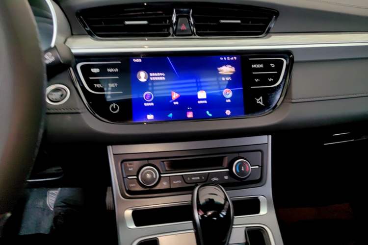 Used Geely Auto Emgrand 2019 Leading Edition 1.5L CVT Upward-Connected Model China VI Standard Audio And AC Panel