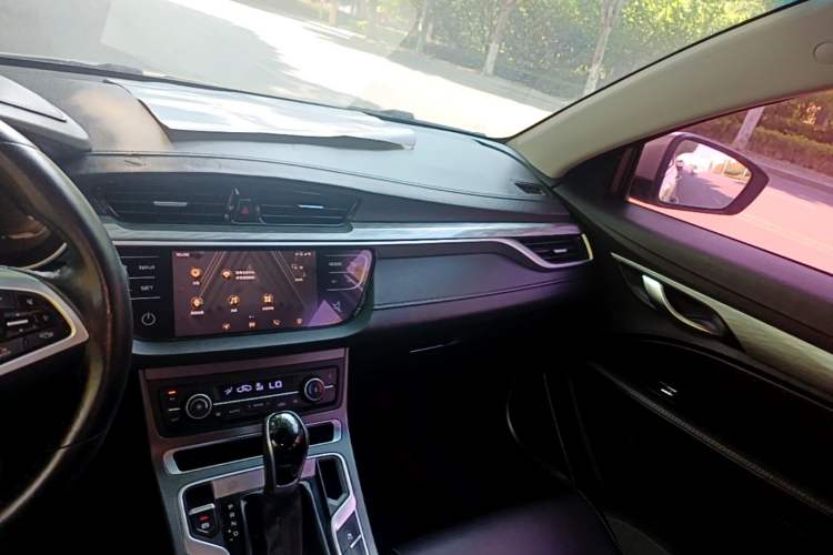Used Geely Auto Emgrand 2019 Leading Edition 1.5L CVT Upward-Connected Model China VI Standard Audio And AC Panel