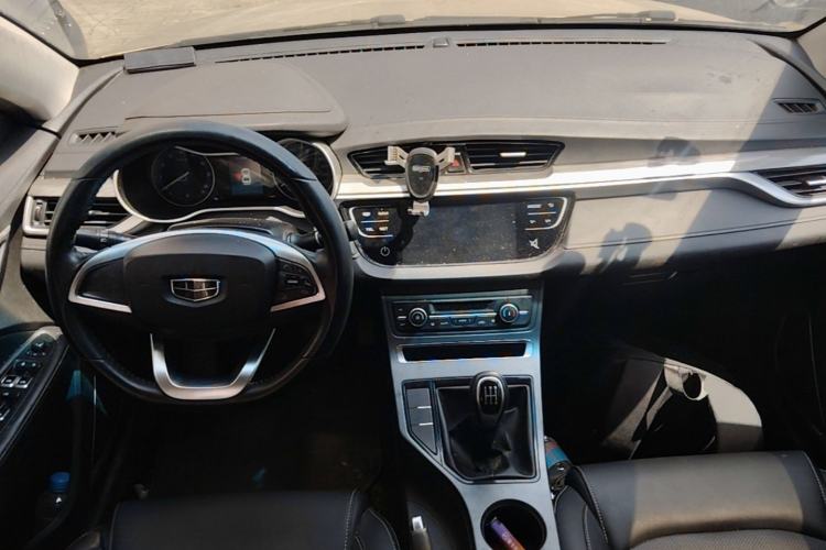 Used Geely Auto Emgrand 2019 Leading Edition 1.5L Manual Luxury Model China VI Standard Center Console