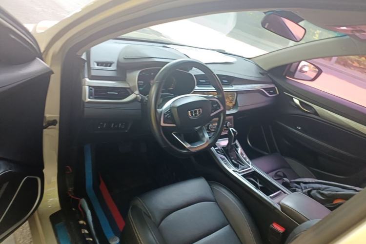 Used Geely Auto Emgrand 2019 Leading Edition 1.5L CVT Upward-Connected Model China VI Standard Center Console