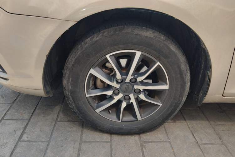 Used Geely Auto Emgrand 2019 Leading Edition 1.5L Manual Luxury Model China VI Standard Exterior 4