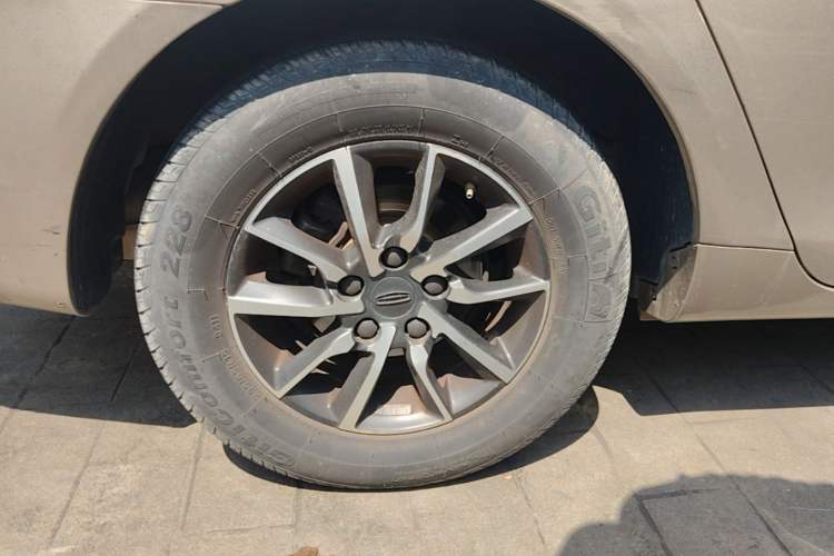 Used Geely Auto Emgrand 2019 Leading Edition 1.5L Manual Luxury Model China VI Standard Exterior 5
