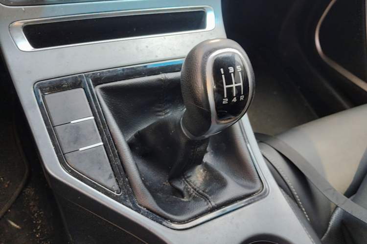 Used Geely Auto Emgrand 2019 Leading Edition 1.5L Manual Luxury Model China VI Standard Gear Lever