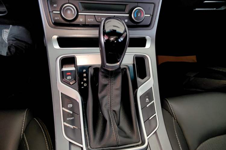 Used Geely Auto Emgrand 2019 Leading Edition 1.5L CVT Upward-Connected Model China VI Standard Gear Lever