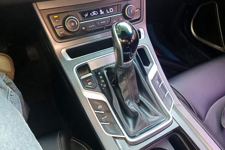Used Geely Auto Emgrand 2019 Leading Edition 1.5L CVT Upward-Connected Model China VI Standard Gear Lever