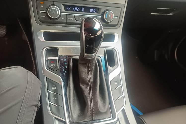 Used Geely Auto Emgrand 2019 Leading Edition 1.5L CVT Luxury Model China VI Standard Gear Lever
