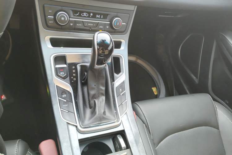 Used Geely Auto Emgrand 2019 Leading Edition 1.5L CVT Luxury Model China VI Standard Gear Lever