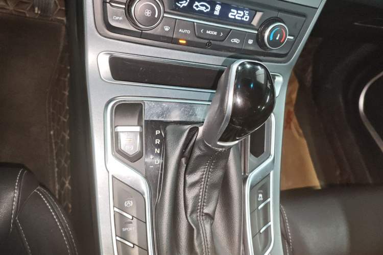 Used Geely Auto Emgrand 2019 Leading Edition 1.5L CVT Luxury Model China VI Standard Gear Lever