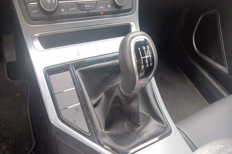 Used Geely Auto Emgrand 2019 Leading Edition 1.5L Manual Upgraded Connectivity Model China VI Standard Gear Lever