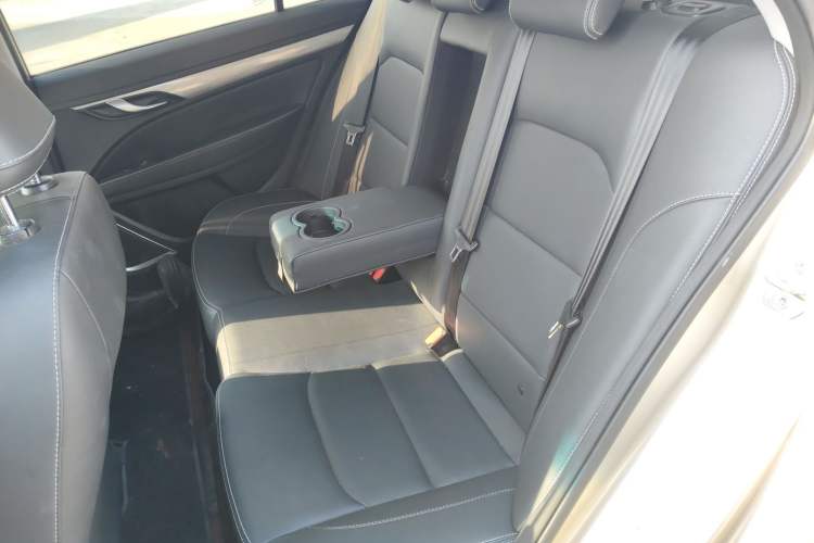 Used Geely Auto Emgrand 2019 Leading Edition 1.5L CVT Luxury Model China VI Standard Interior 4