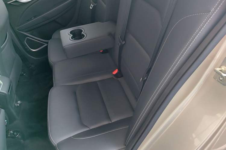 Used Geely Auto Emgrand 2019 Leading Edition 1.5L CVT Upward-Connected Model China VI Standard Left Rear Seat