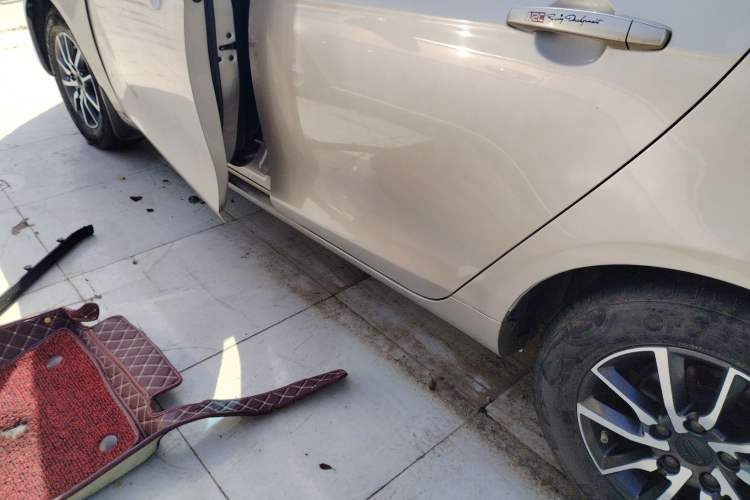 Used Geely Auto Emgrand 2019 Leading Edition 1.5L CVT Luxury Model China VI Standard Left Side Sill