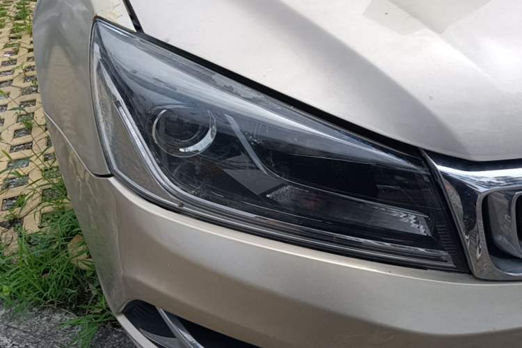 Used Geely Auto Emgrand 2019 Leading Edition 1.5L CVT Luxury Model China V Standard Right Front Headlight