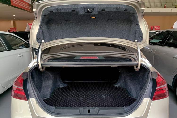 Used Geely Auto Emgrand 2019 Leading Edition 1.5L CVT Upward-Connected Model China VI Standard Trunk