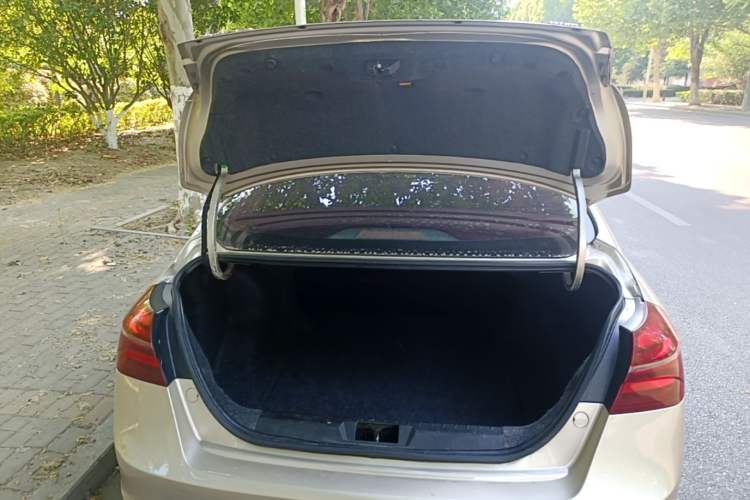 Used Geely Auto Emgrand 2019 Leading Edition 1.5L CVT Upward-Connected Model China VI Standard Trunk