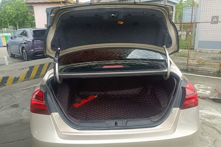 Used Geely Auto Emgrand 2019 Leading Edition 1.5L CVT Luxury Model China VI Standard Trunk