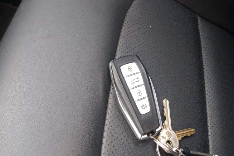 Used Geely Auto Emgrand 2019 Leading Edition 1.5L Manual Upgraded Connectivity Model China VI Standard Vehicle Key