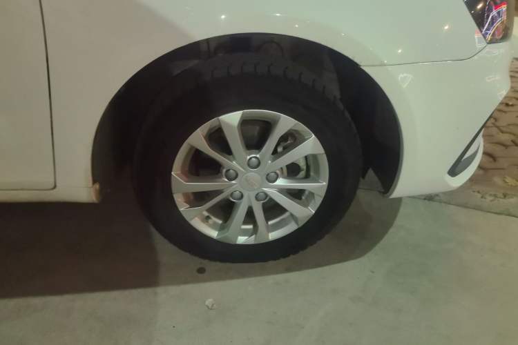 Used Geely Auto Emgrand 2020 1.5L Manual Comfort Version Right Front Wheel Hub