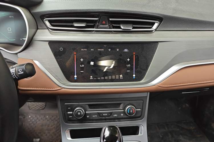 Used Geely Auto Emgrand 2021 UP 1.5L CVT Advanced Edition Audio And AC Panel