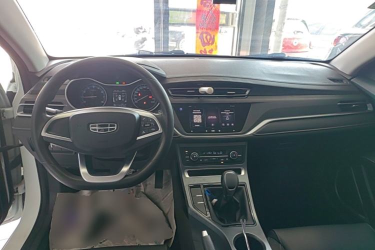 Used Geely Auto Emgrand 2021 UP 1.5L Manual Luxury Model Center Console