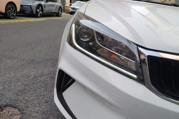 Used Geely Auto Emgrand 2021 UP 1.5L CVT Luxury Model Right Front Headlight