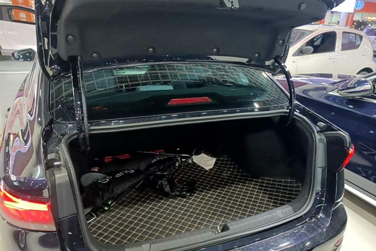 Used Geely Auto Emgrand 2022 4th Generation 1.5L CVT Flagship Model Trunk