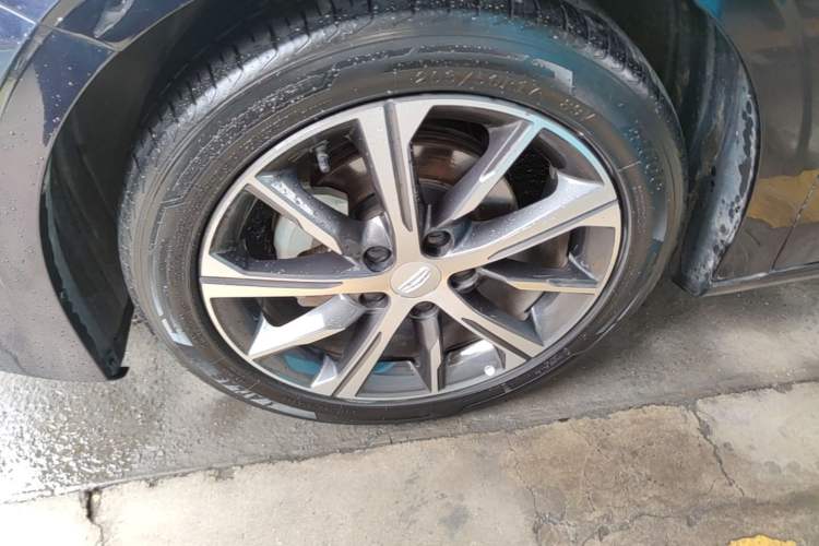 Used Geely Auto Emgrand 2022 4th Generation 1.5L CVT Flagship Model Left Front Wheel Hub