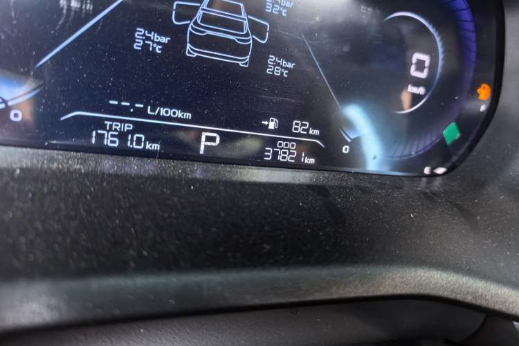 Used Geely Auto Emgrand 2022 4th Generation 1.5L CVT Flagship Model Odometer Close Up