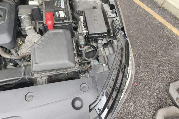 Used Geely Auto Emgrand 2022 4th Generation 1.5L CVT Flagship Model Engine Bay Left