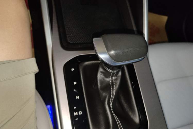 Used Geely Auto Emgrand 2022 4th Generation 1.5L CVT Flagship Model Gear Lever