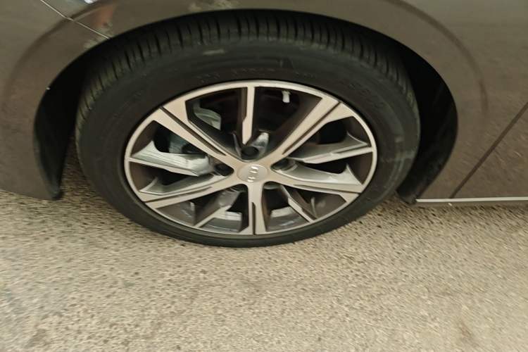 Used Geely Auto Emgrand 2022 4th Generation 1.5L CVT Luxury Model Left Front Wheel Hub