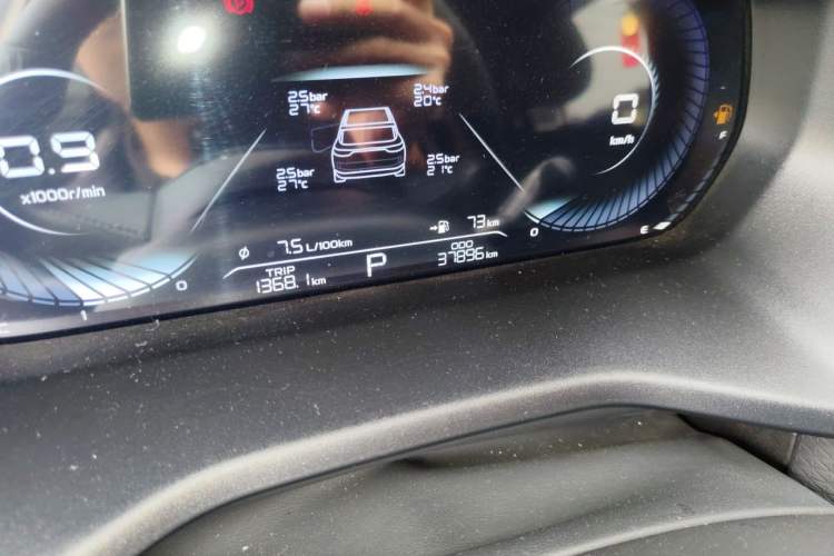 Used Geely Auto Emgrand 2022 4th Generation 1.5L CVT Luxury Model Odometer Close Up