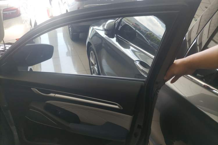Used Geely Auto Emgrand 2022 4th Generation 1.5L CVT Flagship Model Interior 5