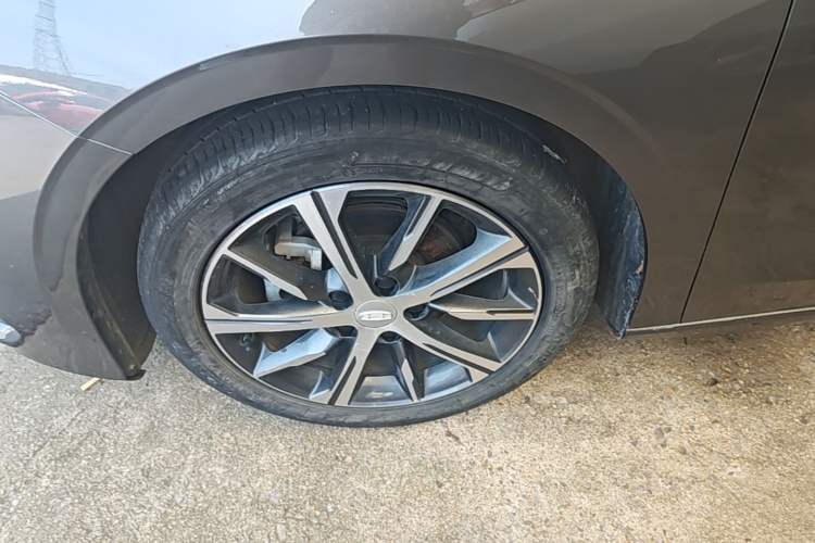 Used Geely Auto Emgrand 2022 4th Generation 1.5L CVT Flagship Model Left Front Wheel Hub