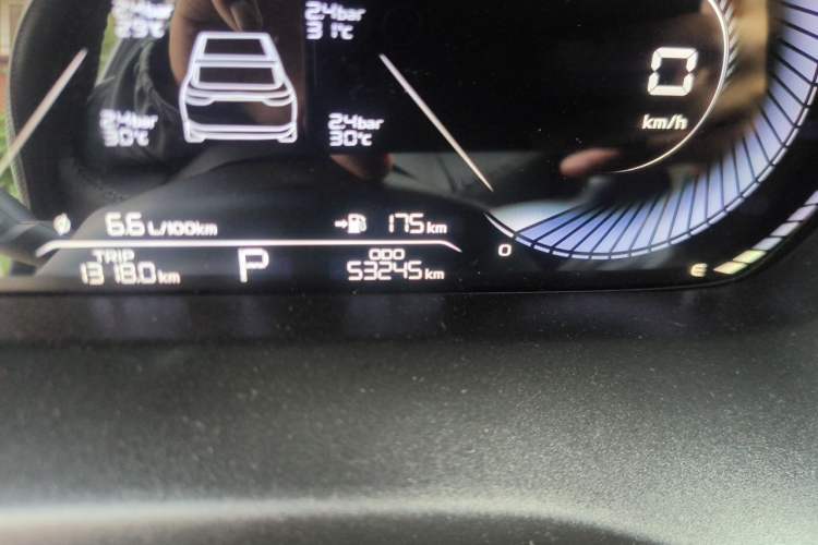 Used Geely Auto Emgrand 2022 4th Generation 1.5L CVT Elite Model Odometer Close Up