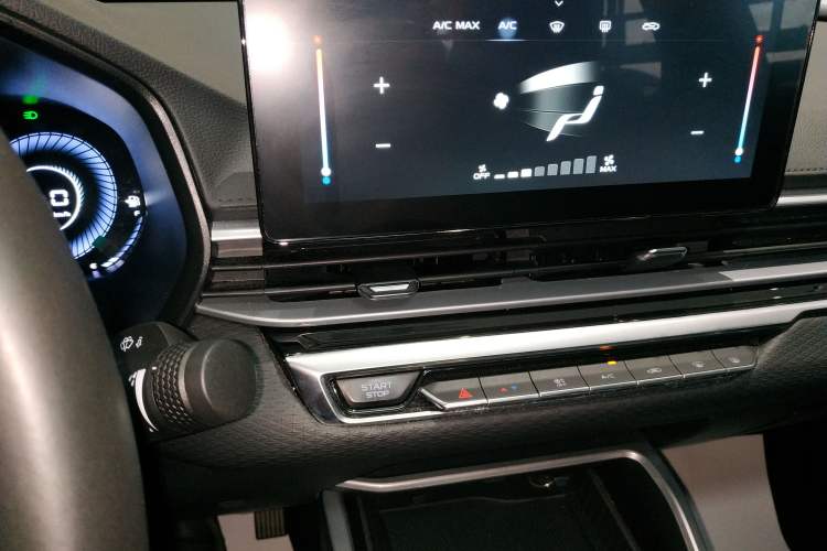 Used Geely Auto Emgrand 2022 4th Generation 1.5L CVT Elite Model Audio And AC Panel